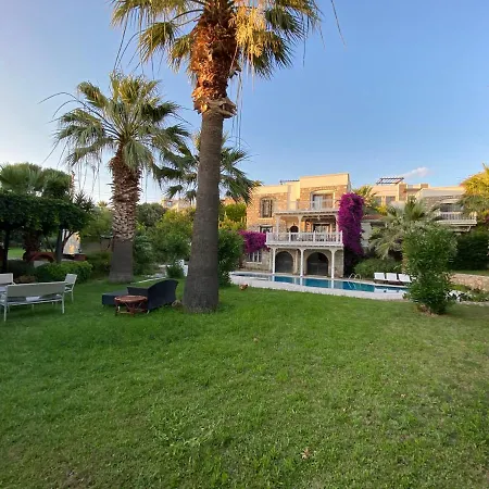 Villa Muhafazakar Aileye Tam Korunakli Ozel Havuzlu Malikane 8+2